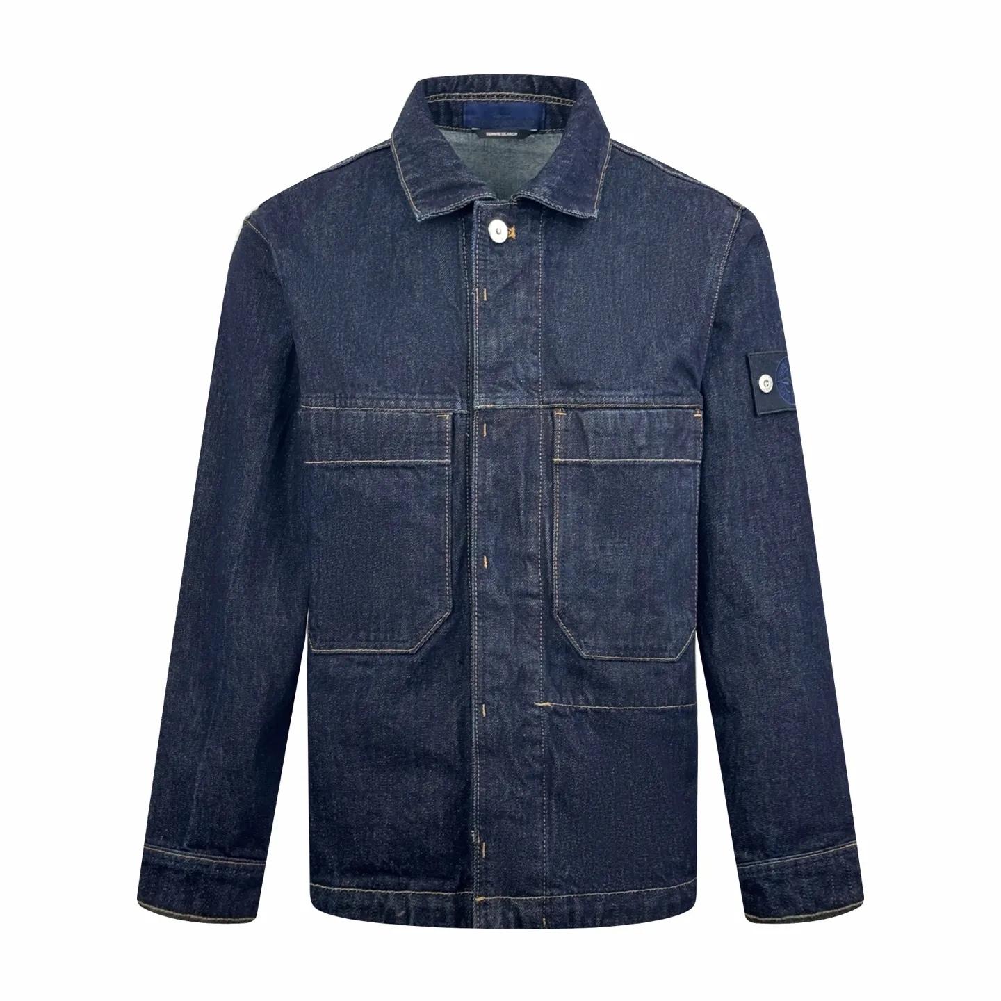 P500 Stonelsland emblem denim jacket. Customized high-density twill denim. Full texture. Comfortable and close to the skin. Classic indigo denim is the main tone. It has a retro charm and a modern sense of fashion. The front breast pocket is cut into the front panel with a golden ratio. A pragmatic reconstruction of the ritual. The iconic Stonelsland emblem is embellished on the sleeves, like a unique medal, highlighting the brand's imprint. Simple lines outline a neat silhouette. Outline a casual and free style. The workwear gene is infused with luxury DNA. Simple charm and versatile charm. Process 1: Use imported machine embroidery technology. Use advanced computer control system and precision mechanical parts to realize Stonesland badge embroidery operation with high precision and smooth and delicate lines. Process 2: The whole garment is washed with Zhongxiao. Use a special solution to remove stains and slight fading. Then use a strong washing method to fade the color to make it more uniform. Process 3: The whole piece of clothing is sewn using an embedded clip machine. The embedded clip machine can control the distance between the two needles by changing the needle position to achieve seamless splicing, smooth and tidy. Accessories: Customized 1:1 Stonelsland I-shaped buckle, Customized 1:1 Stonelsland embroidery label, Customized 1:1 Stonelsland resin button, Customized 1:1 Stonelsland snap button, Customized 1:1 Stonelsland trademark. Version: Loose version Size: S M L XL Style number: BB747